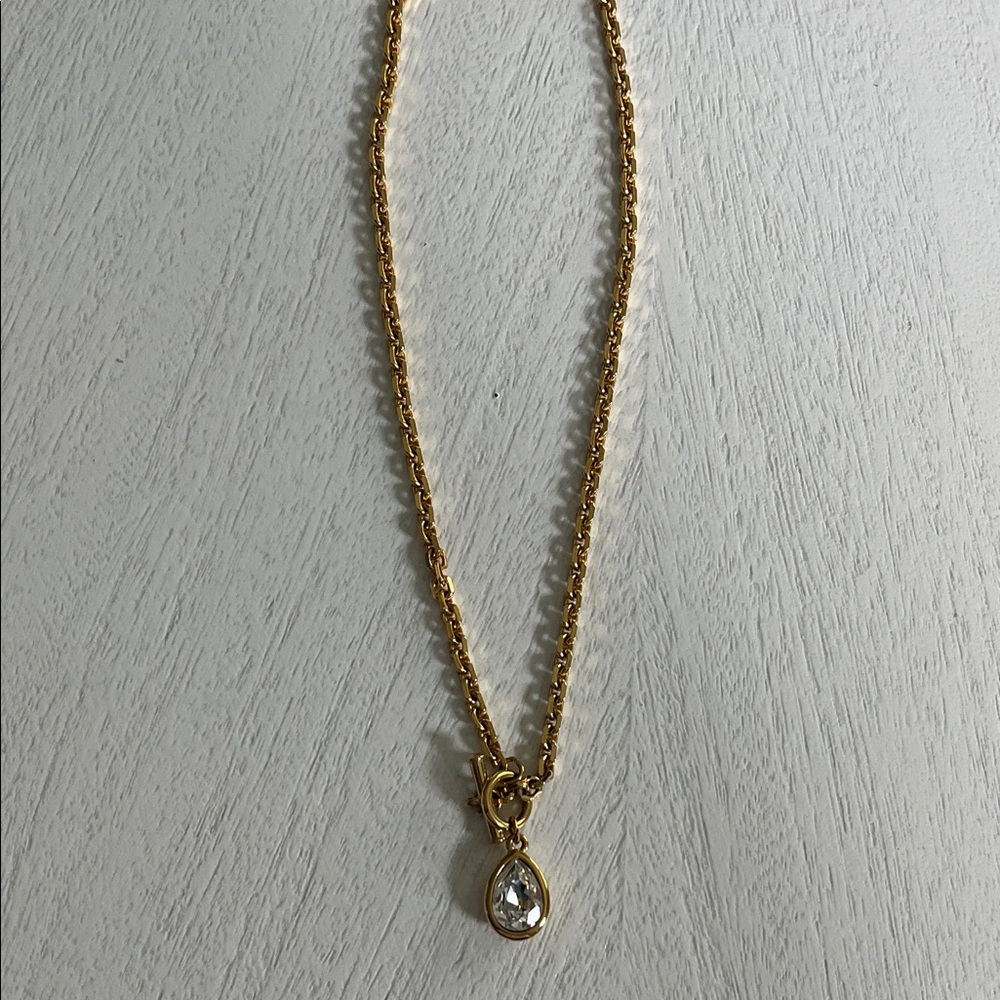 Elegant Gold Necklace with Teardrop Pendant - Picture 2 of 4